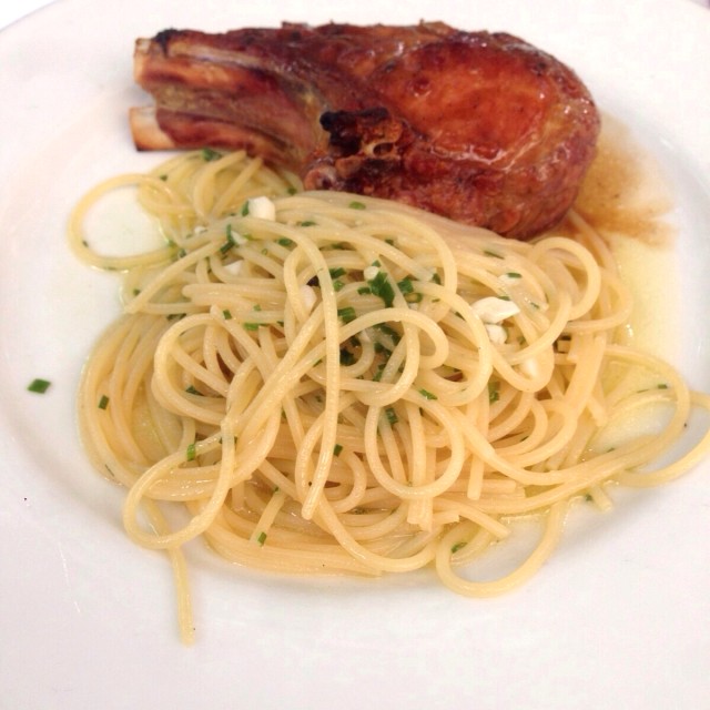 Linguinis al Olio con chuletas de Cerdo