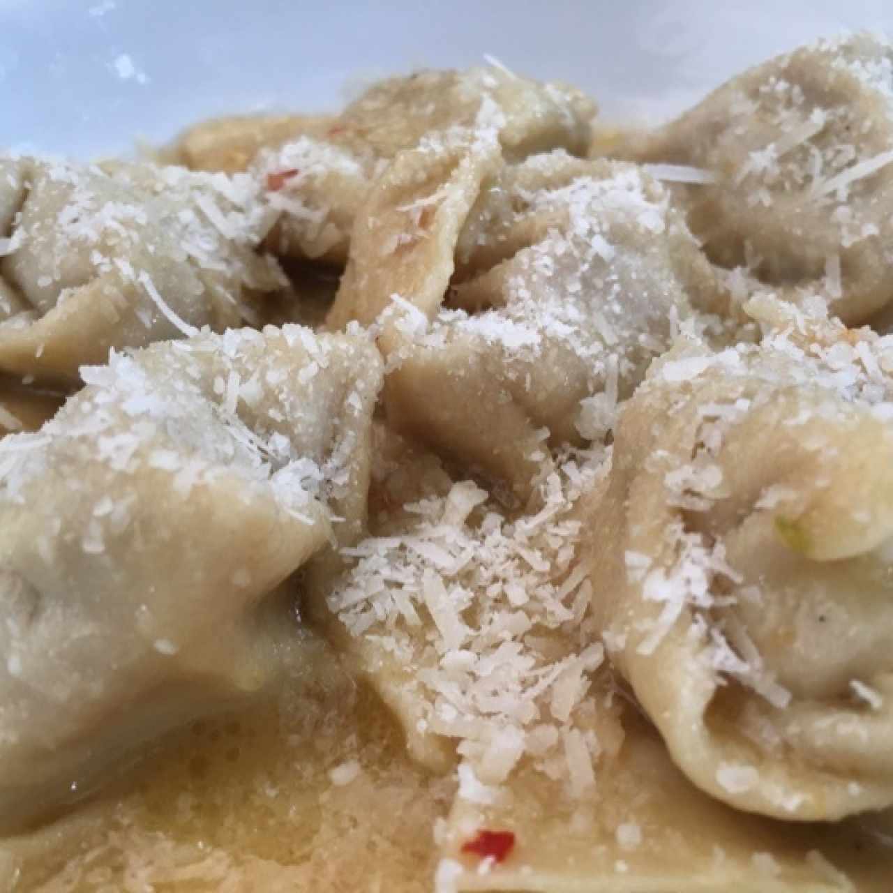 tortelones rellenos de ragú de comejo en mantequilla de trufa