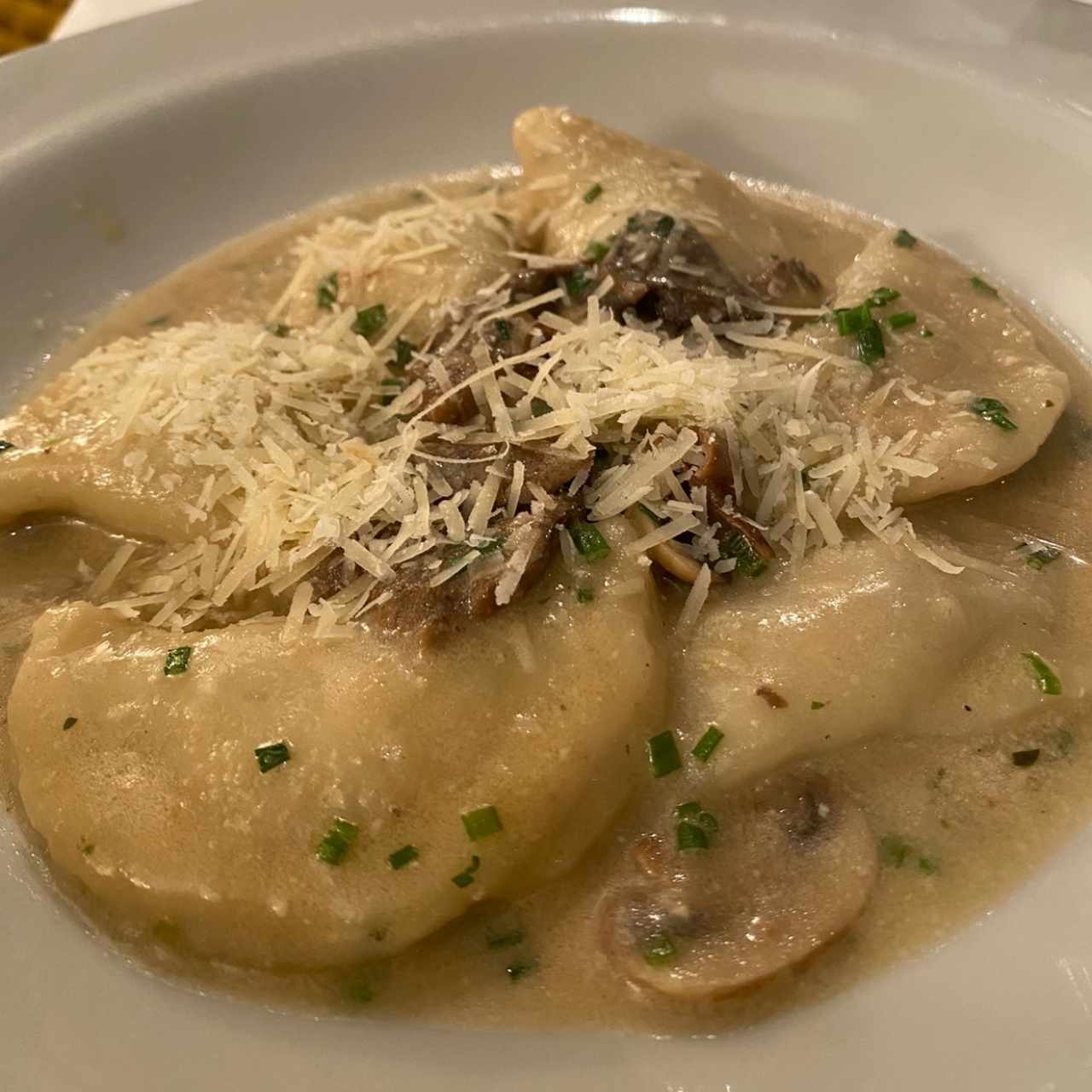 Pasta rellena de champiñones