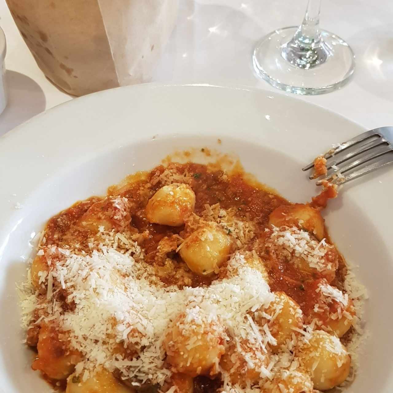 Ñoquis relleno con queso de bufala, en salsa Ragu