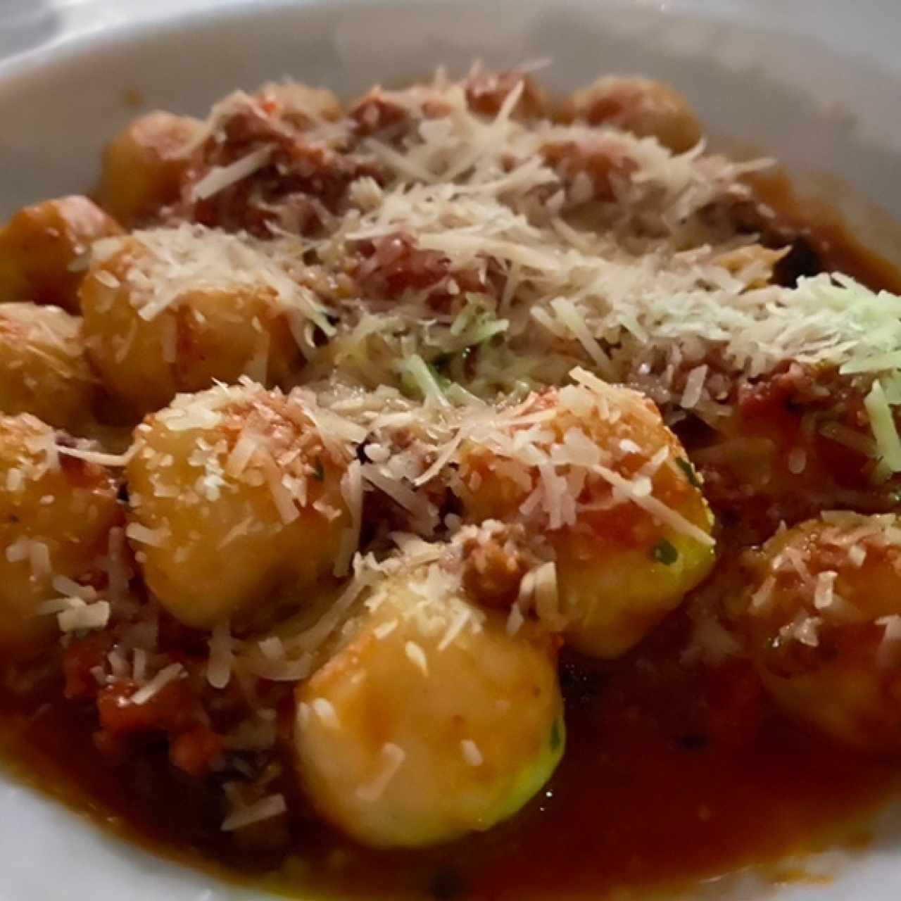 Ñoquis rellenos de mozarella en salsa Ragú