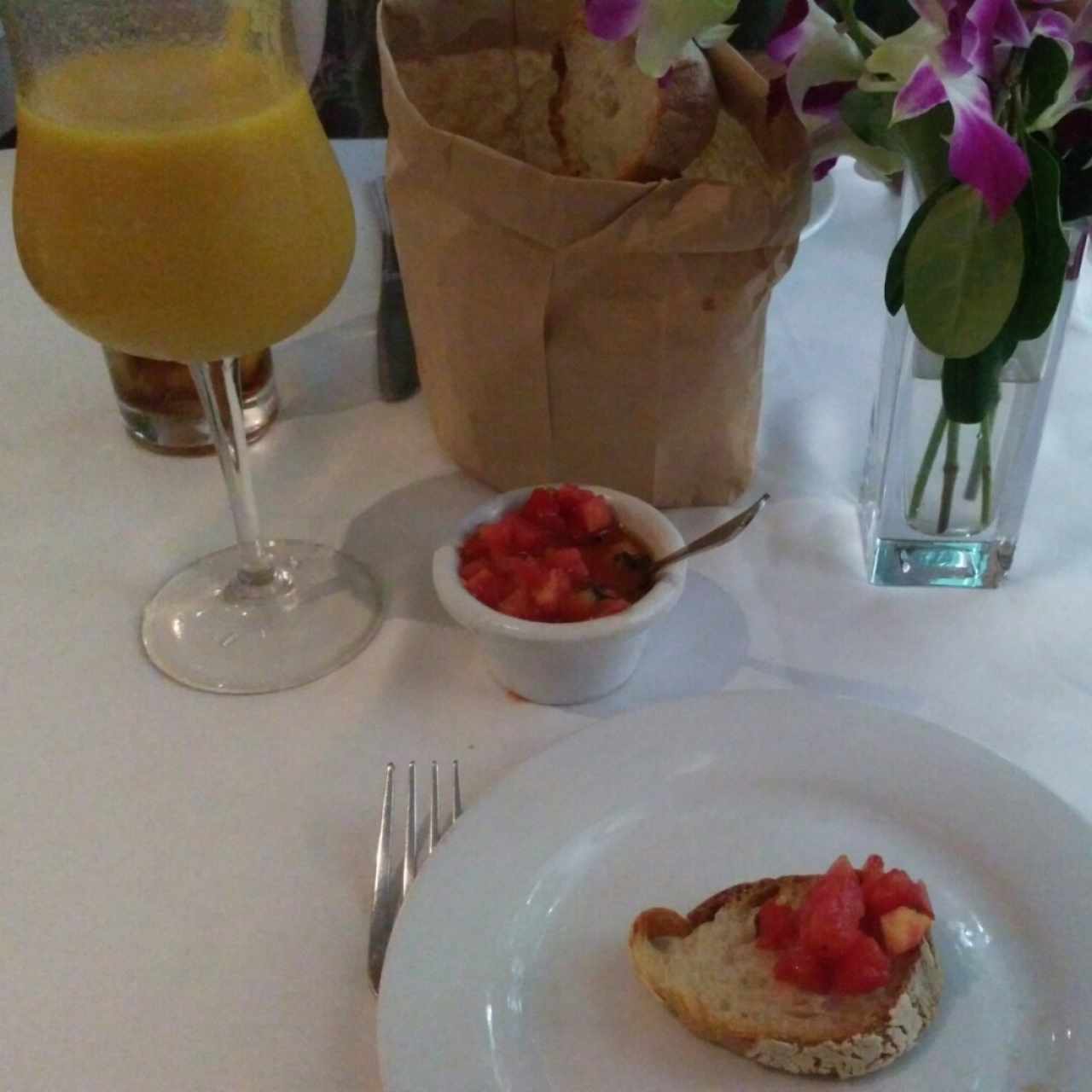 Ración de pan gallego con tomate y albahaca