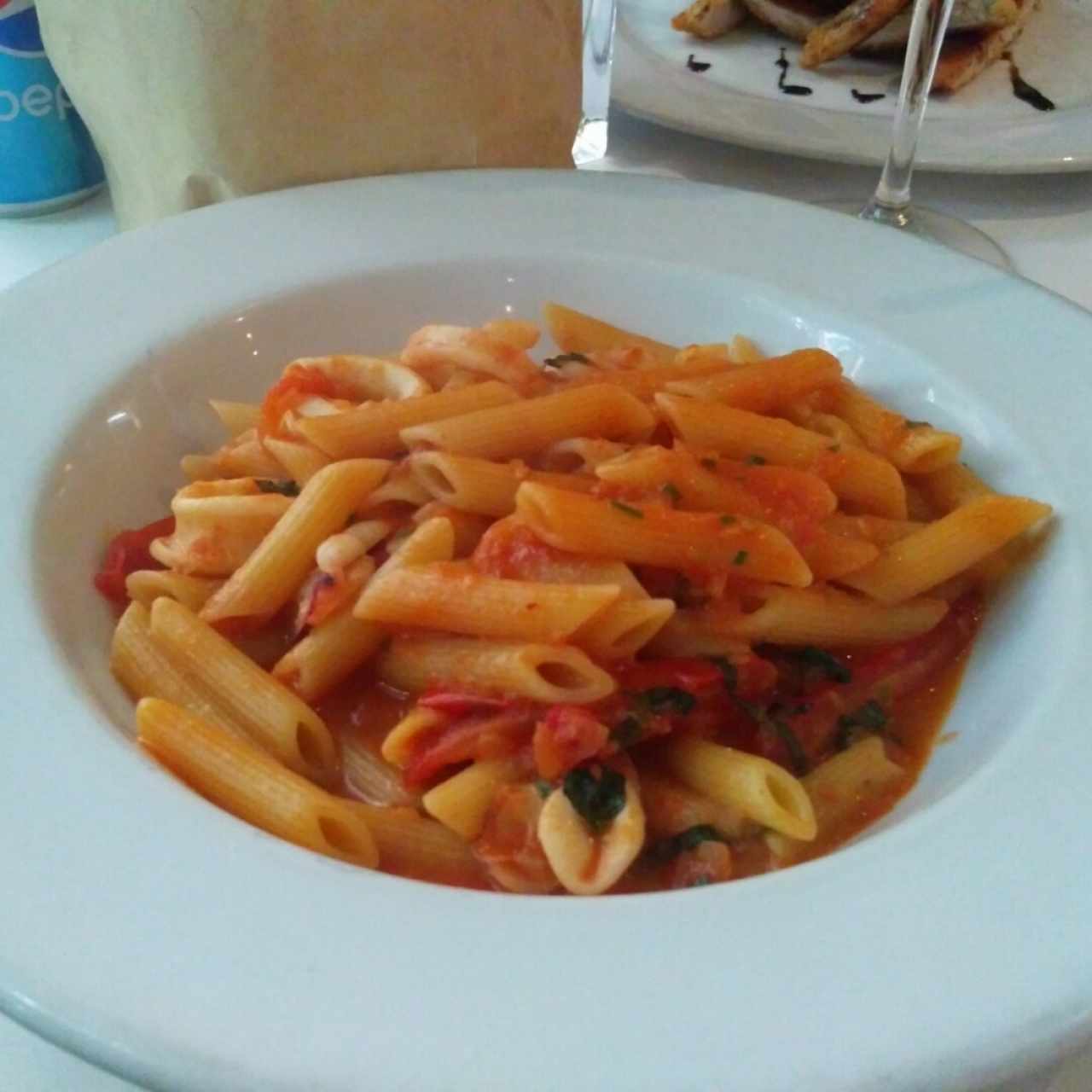 Penne con calamares y peperoncino al filetto