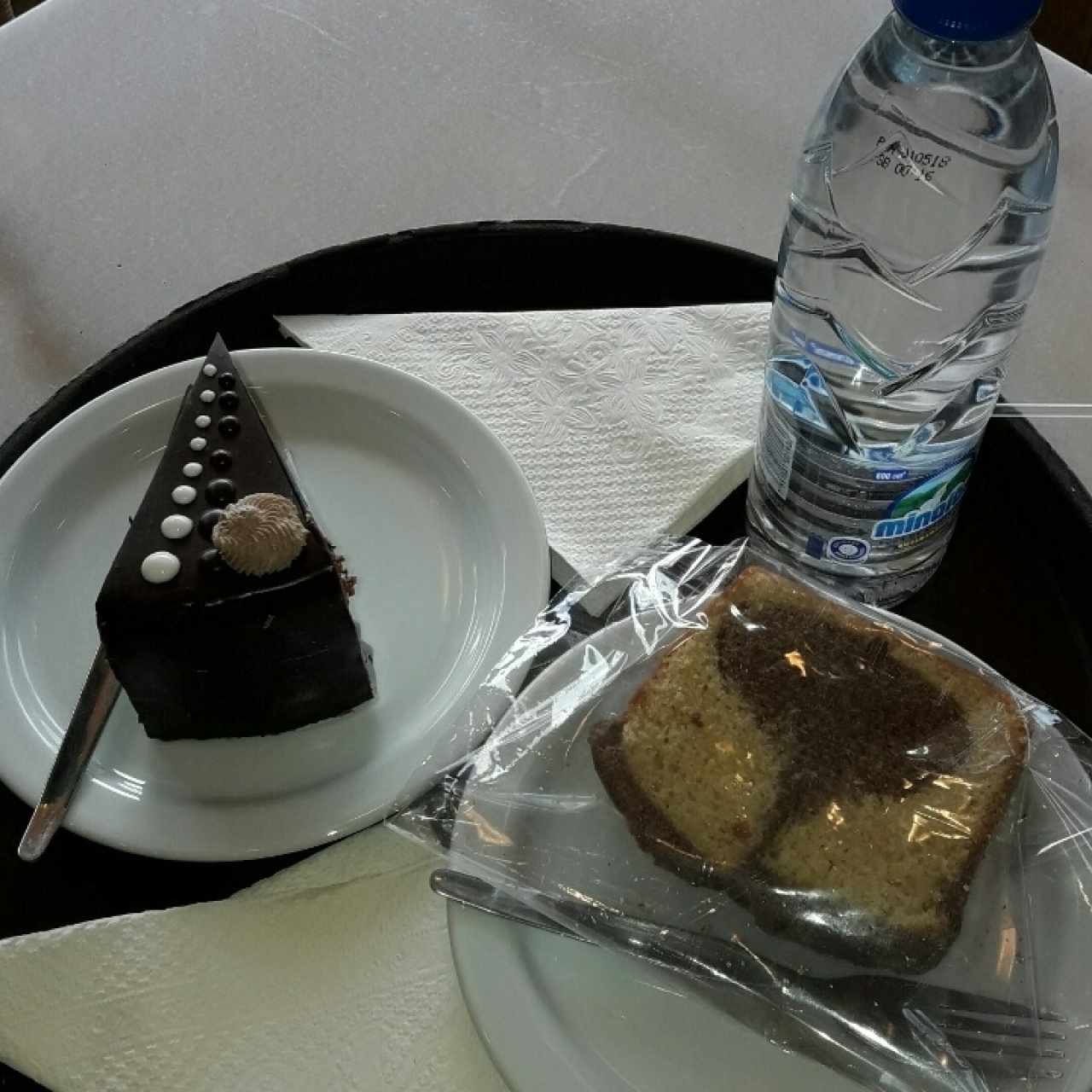 2 cafés + dulces y agua bs 25mil