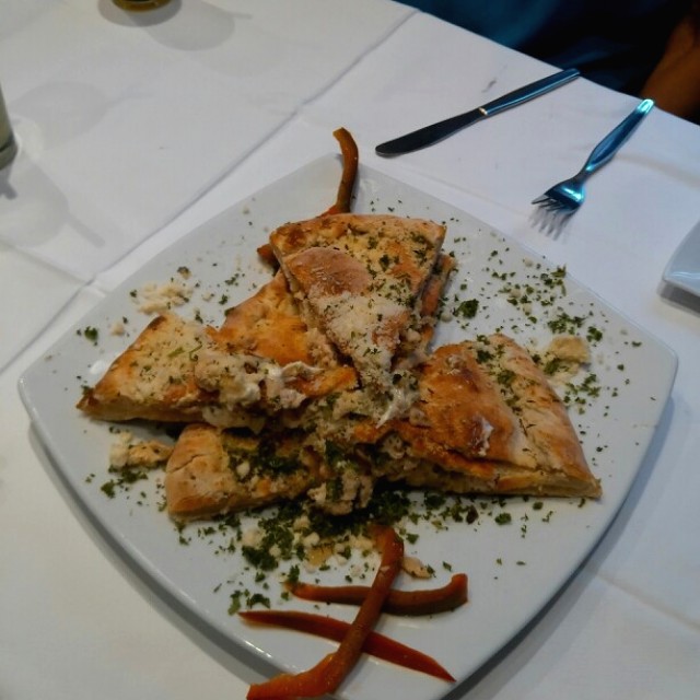 Focaccia de Pollo, Cebollas Caramelizadas y Queso Crema