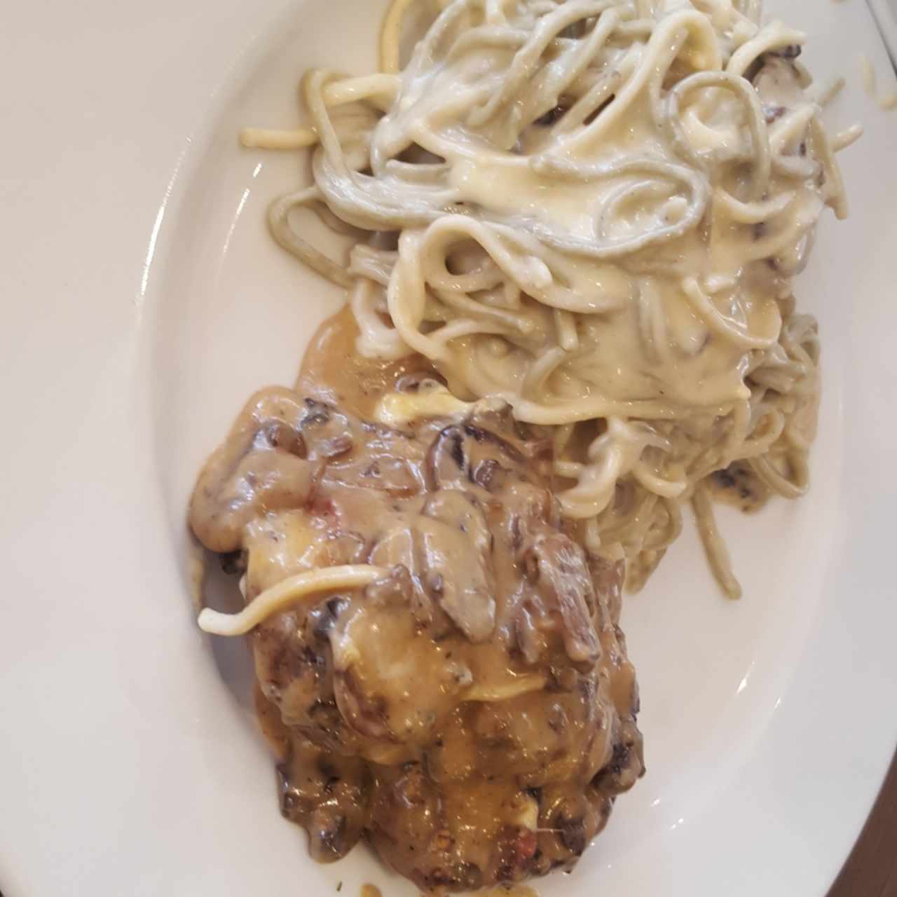 Carpacho de Lomito, acompañado de pasta larga