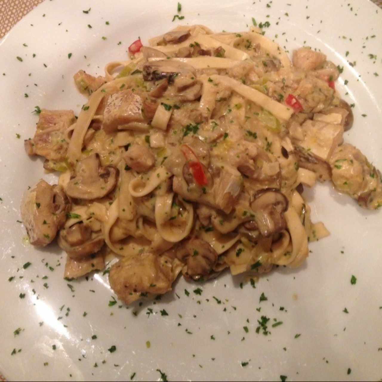 pasta en salsa blanca con champiñon y mero bañados con champagñe
