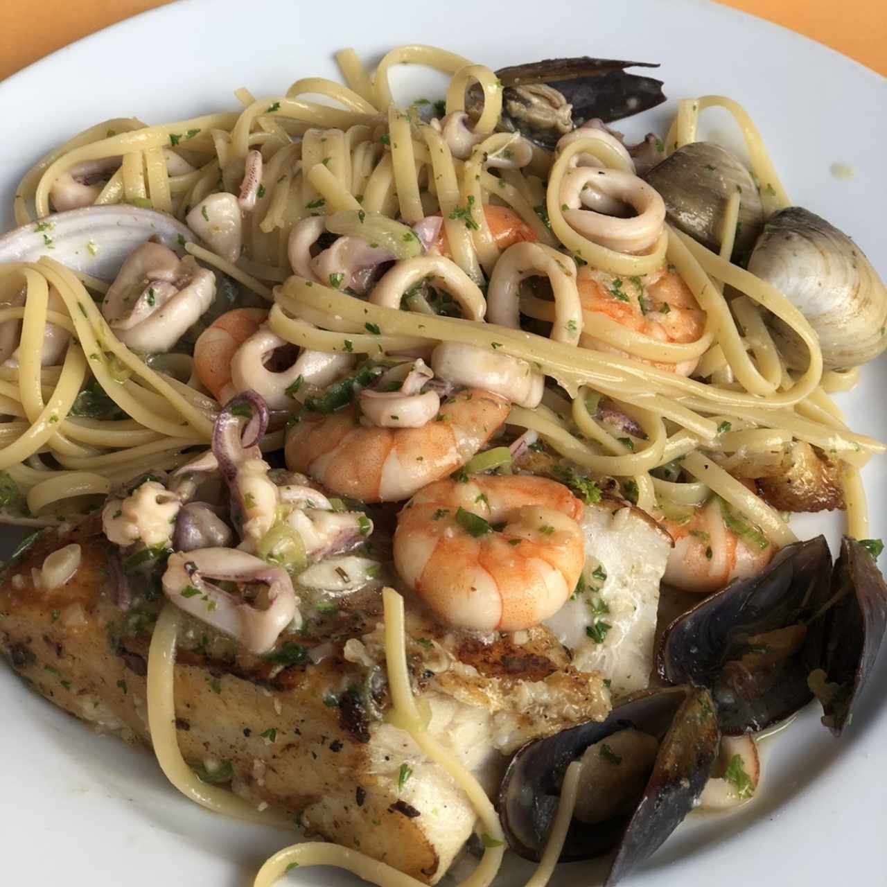 Cartocho de salmon con frutos del mar