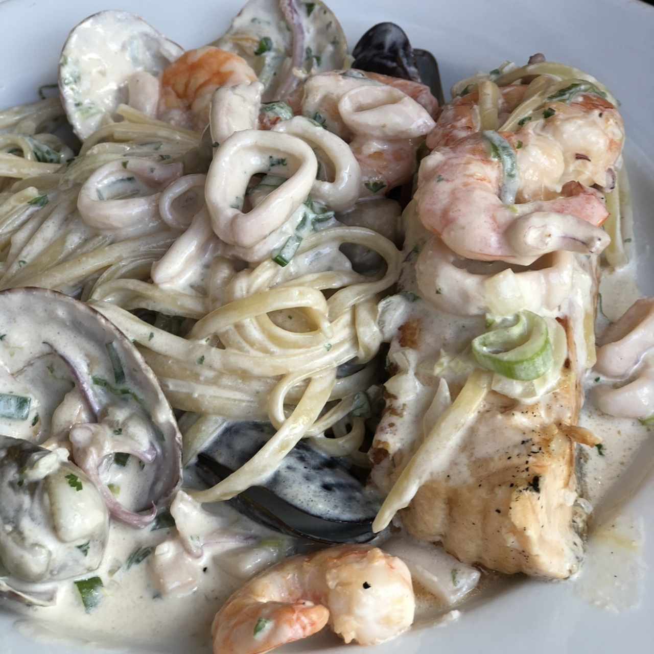 Cartocho de curvina con frutos del mar