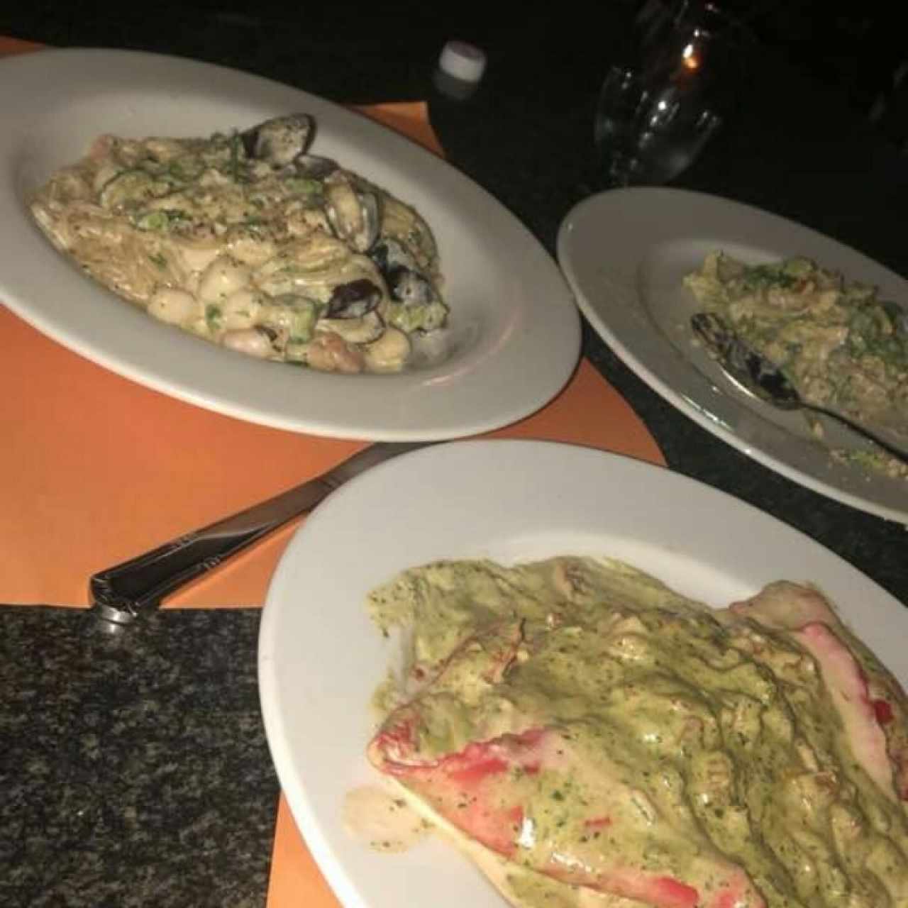 Pasta "Delicias del mar" y "Bocato rojo relleno de pollo con salsa carbomara y pesto"