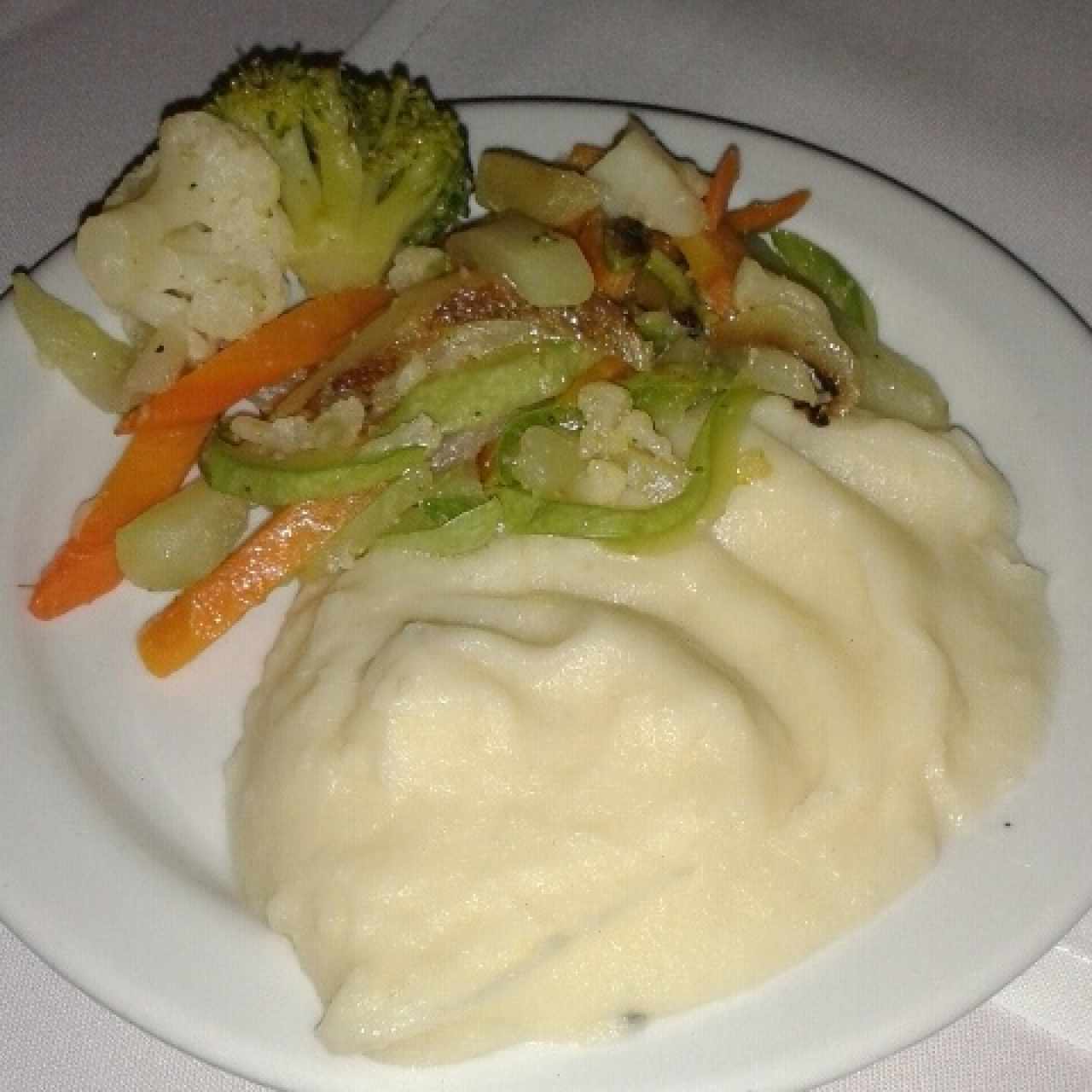 Puré de papas y vegetales al vapor de contorno