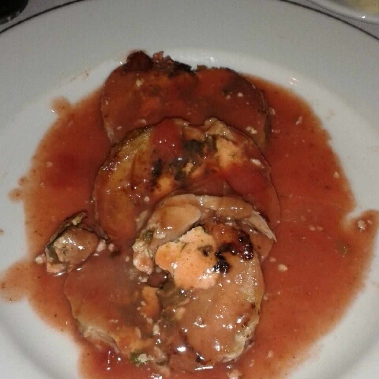 Ricota con espinaca envuelto en pavo y bañado en salsa de guayaba