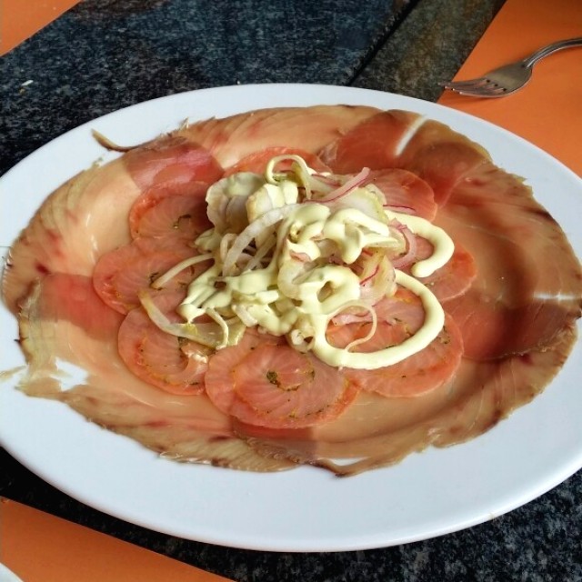 Carpaccio mixto de salmón y atún 