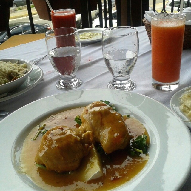 Medallones de pollo a la naranja con ñoquis 4 quesos y risotto con hongos y pollo