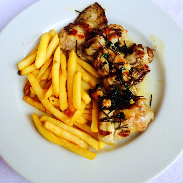 Conejo al grill con finas hierbas
