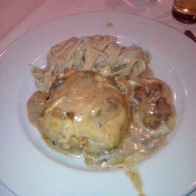 Cartoccio de Pollo con Fetuccini a la crema y champiñones