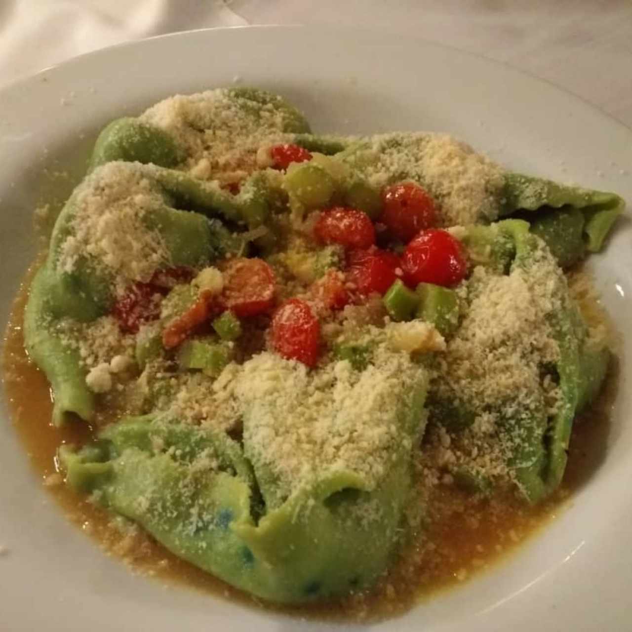 Tortelloni relleno de espárragos, tomates cherry y ricotta