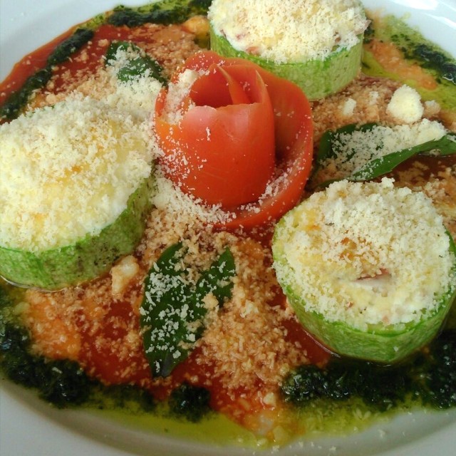 Calabacin relleno de ricota y jamón serrano 