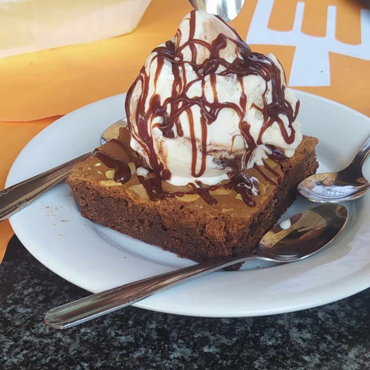 Brownie con helado