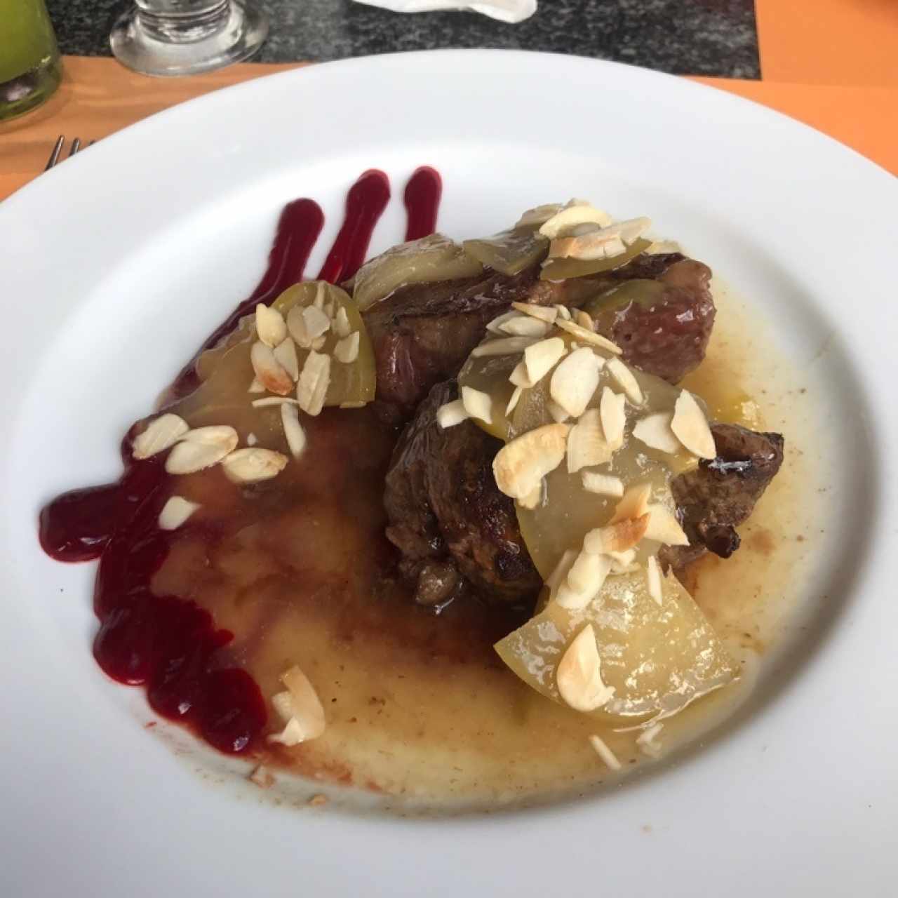 Medallones de lomito con manzana y almendras fileteadas