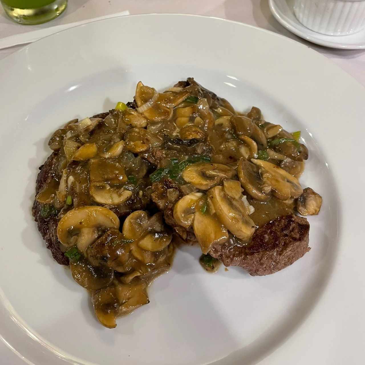 Escalopinas de lomito en salsa de champignon