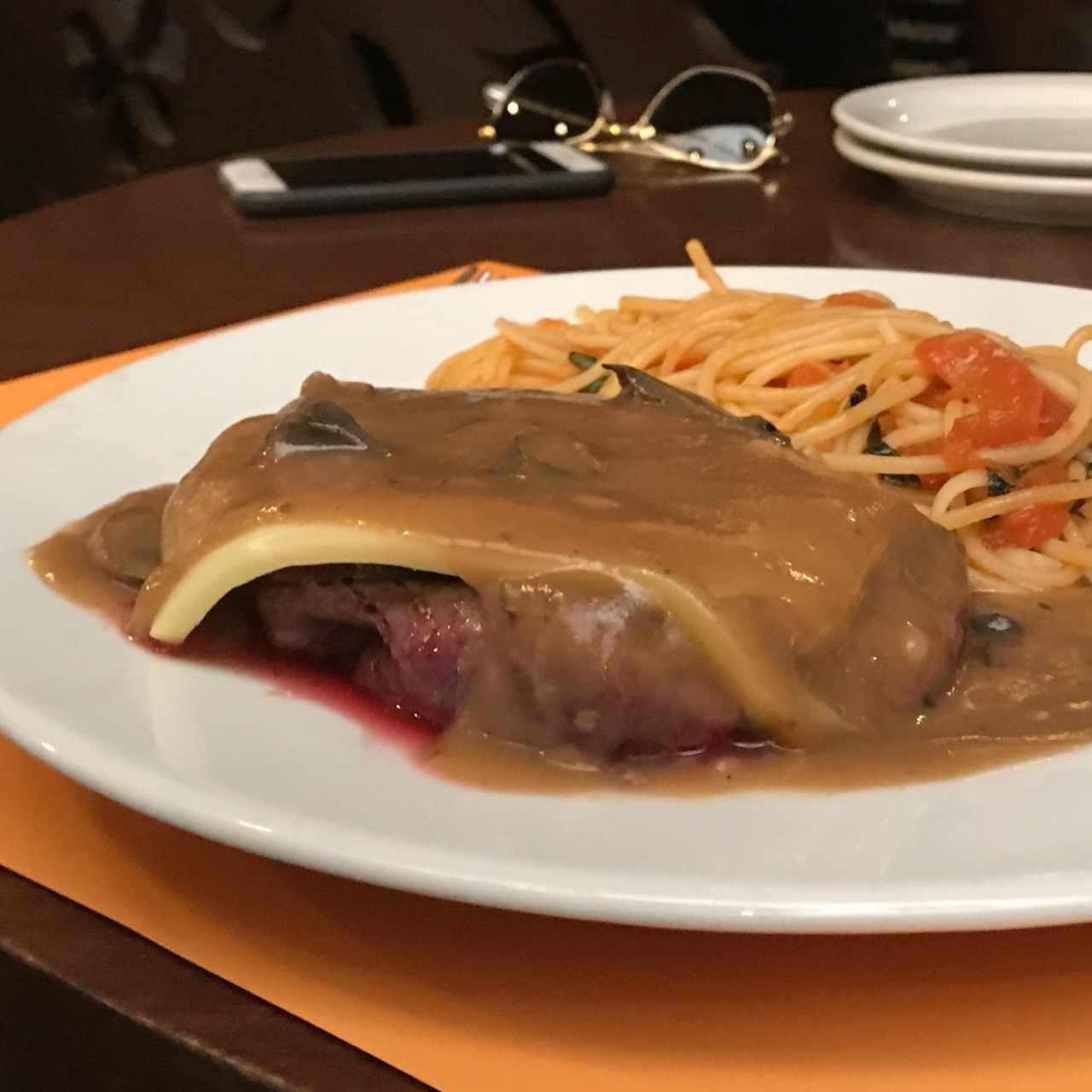 Lomito en salsa de hongos. Pésima experiencia. Ni una hamburguesa merece que el queso sea presentado así. 