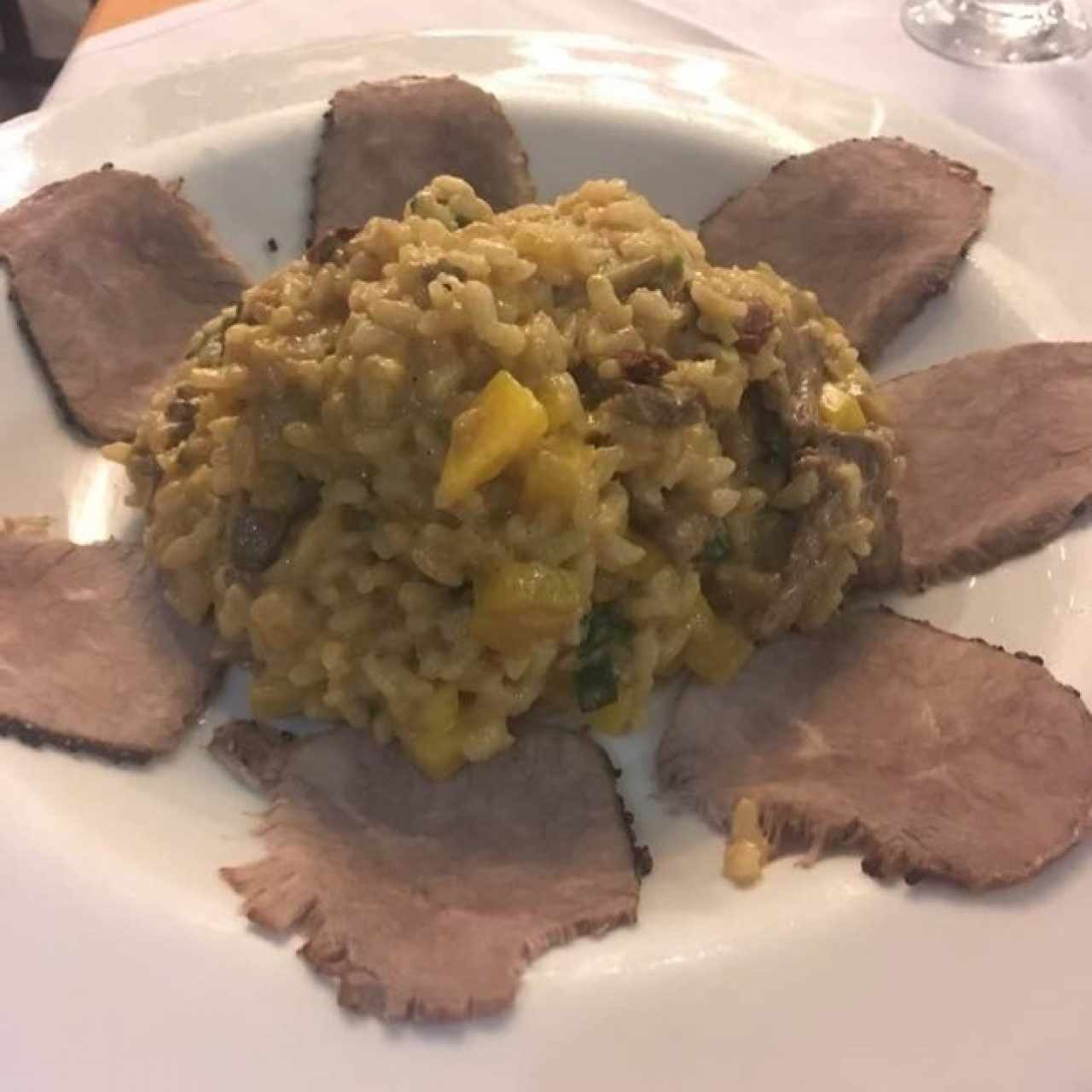 Rissoto con lomito, auyama, tomate seco, alcachofa y rúgula sobre cama de vitelo