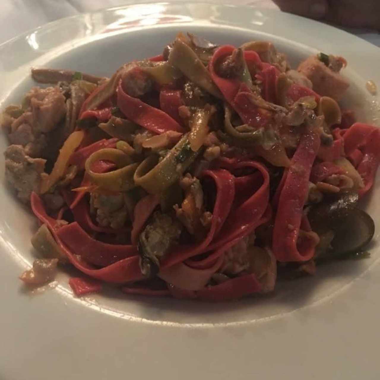 Cintas tricolores al cartocho, con mejillones, vongole, dados de atún y pimetón ahumado