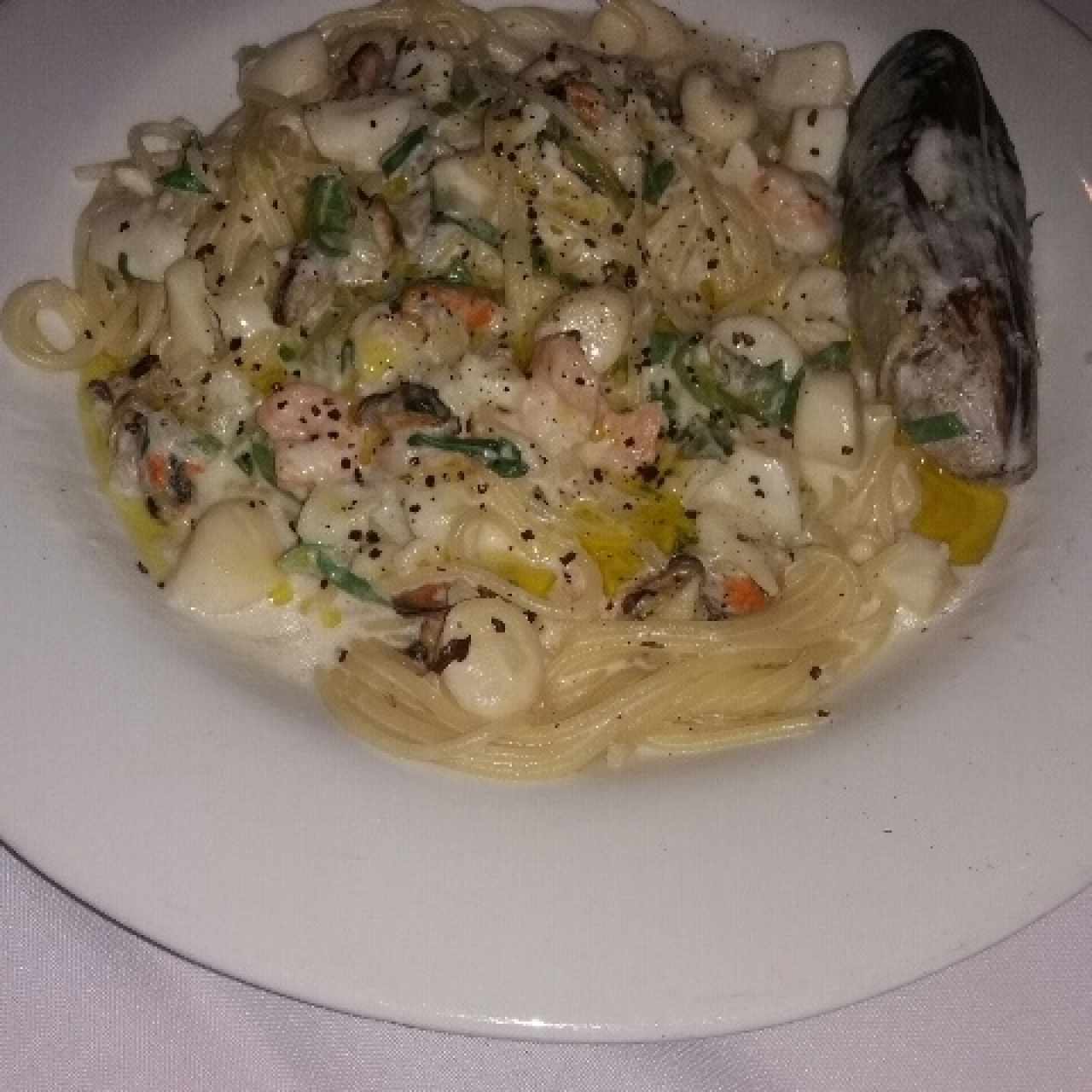 pasta con mariscos en salsa blanca
