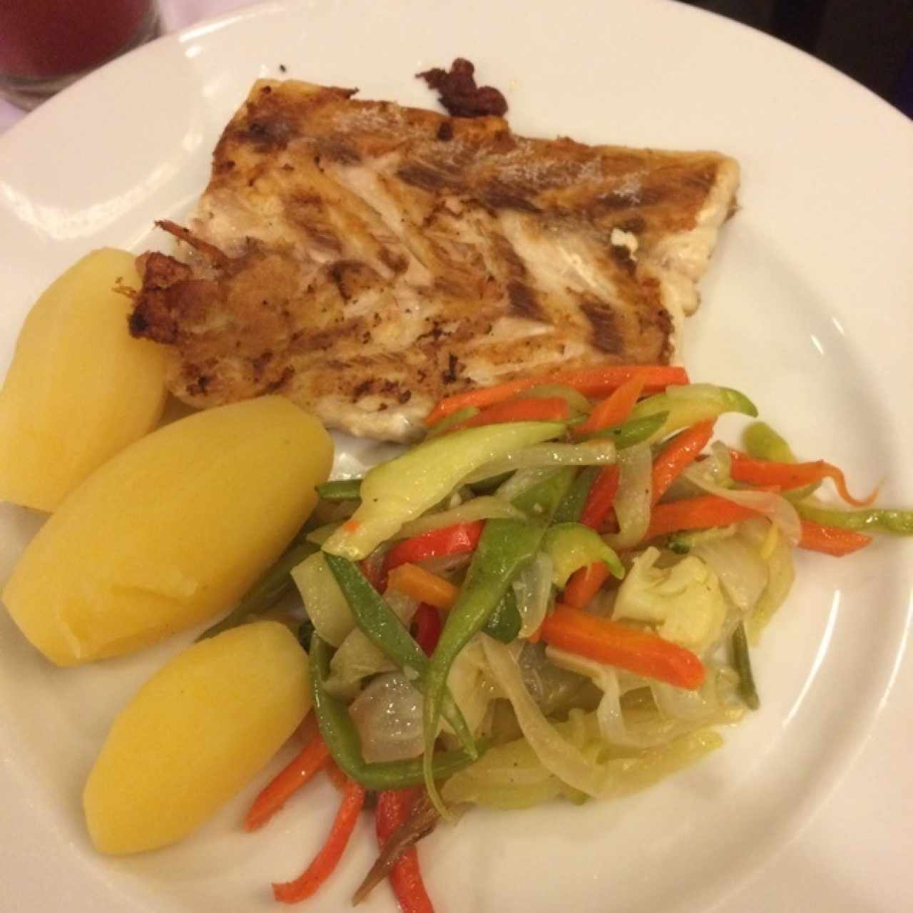 Fillet de pescado blanco con papas al vapor y vegetales salteados