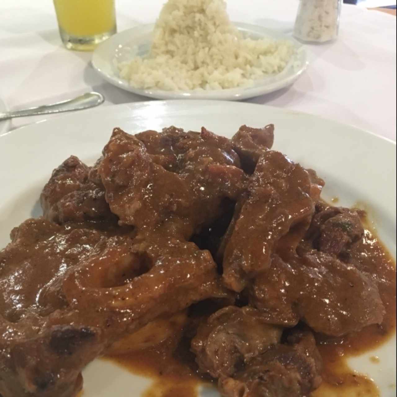 ossobuco en salsa napolita acompañado de arroz