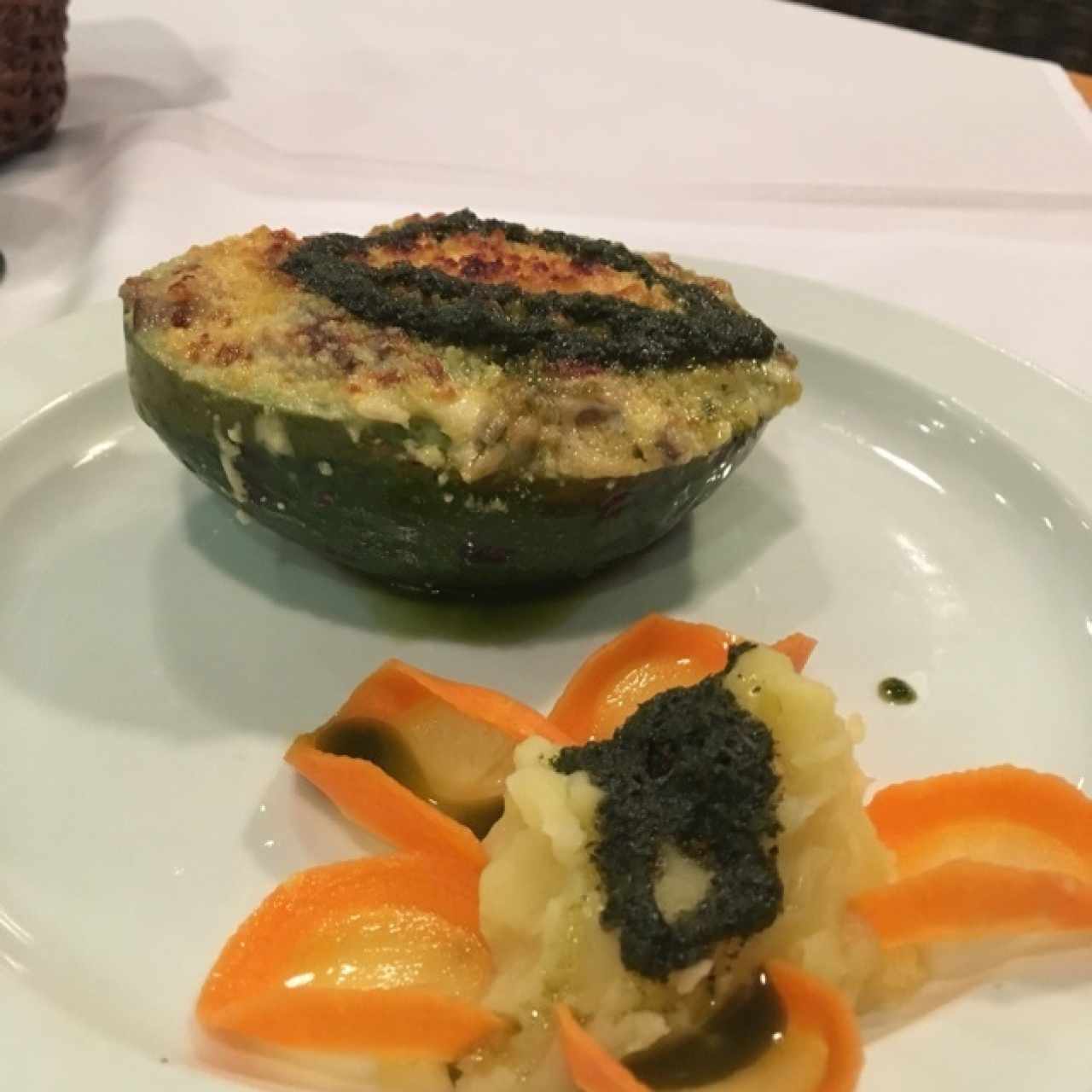 1/2 aguacate con ajo porro gratinado