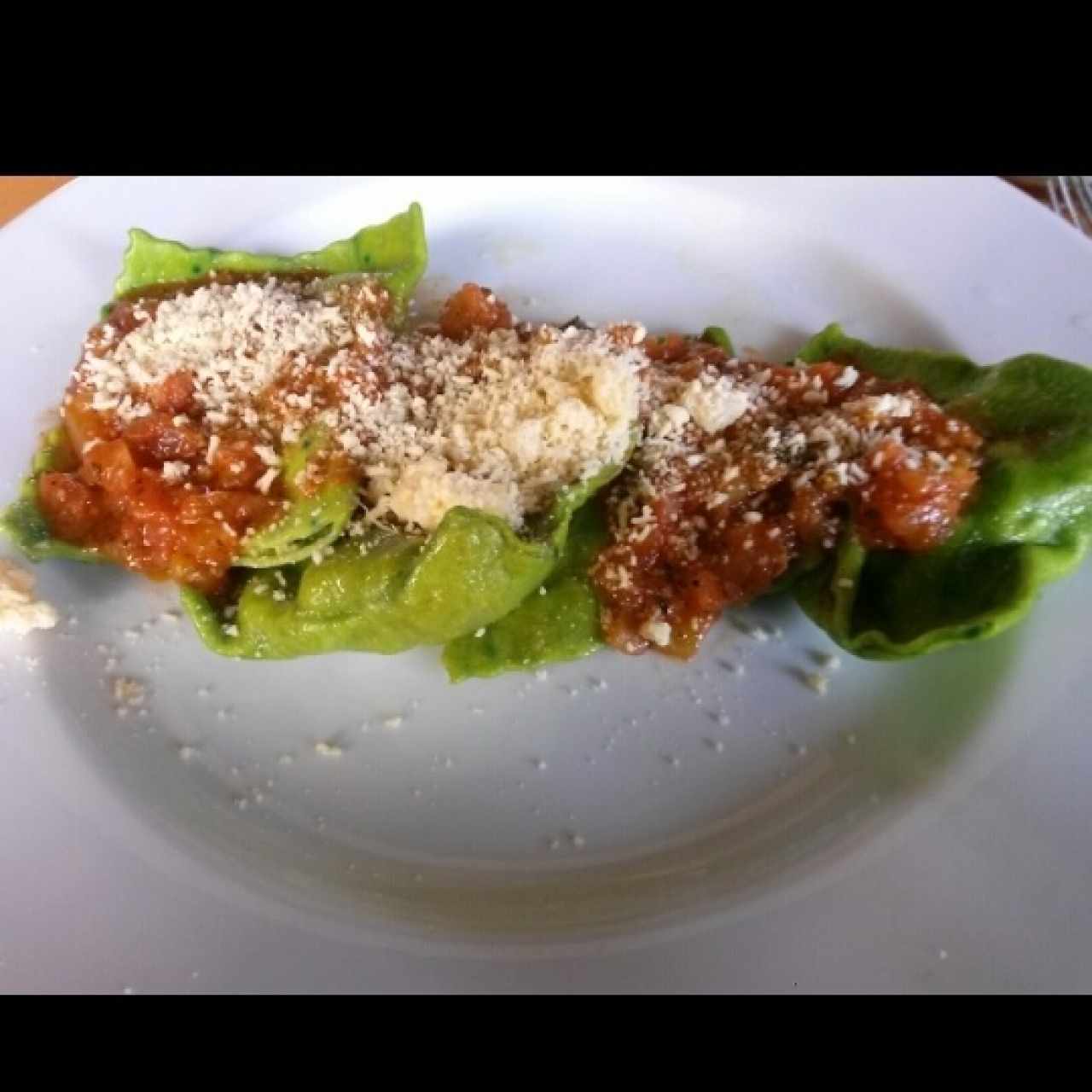 Raviolis rellenos de Vitello con salsa pomodoro 