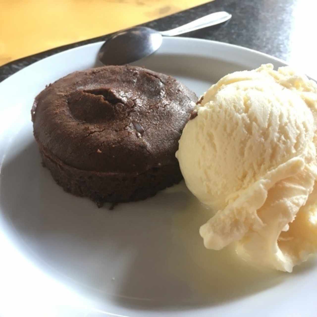 volcán de chicolate (que nunca hizo erupción) con helado