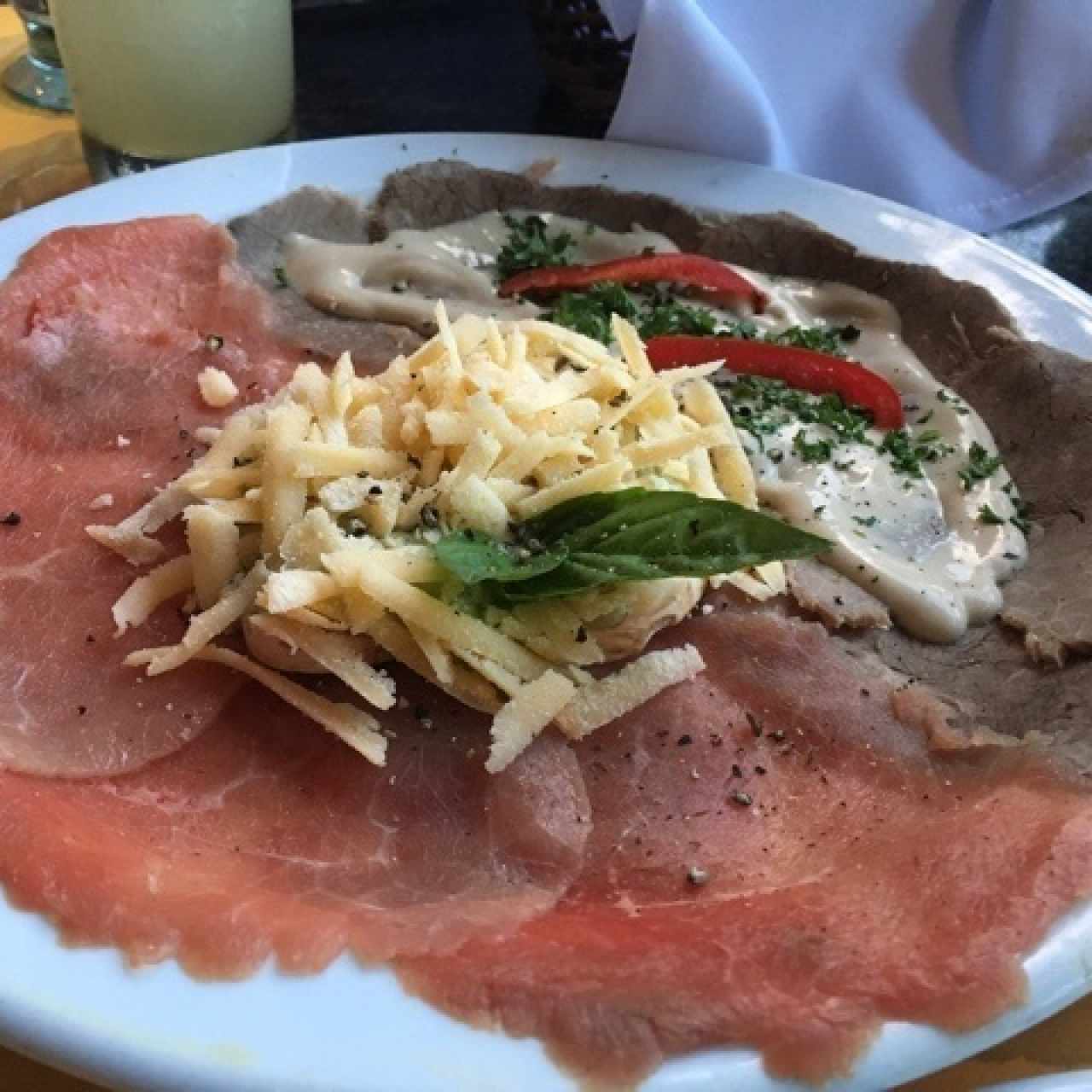 carpaccio mixto. (pidanlo solo de vitel toné, es lo mejor) 