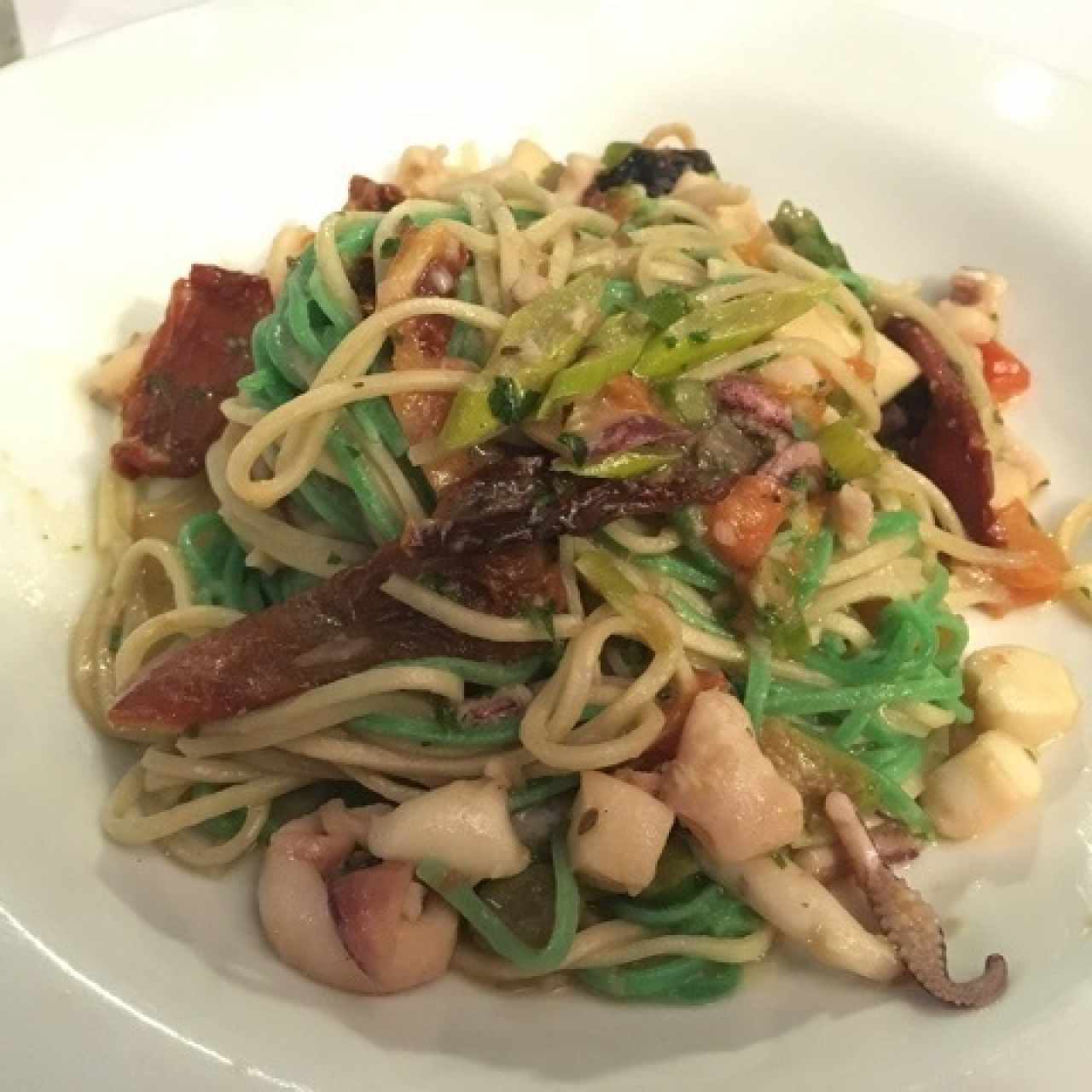 pasta con tomates secos, esparragos, calamares ... atrevido! esperaba mas 