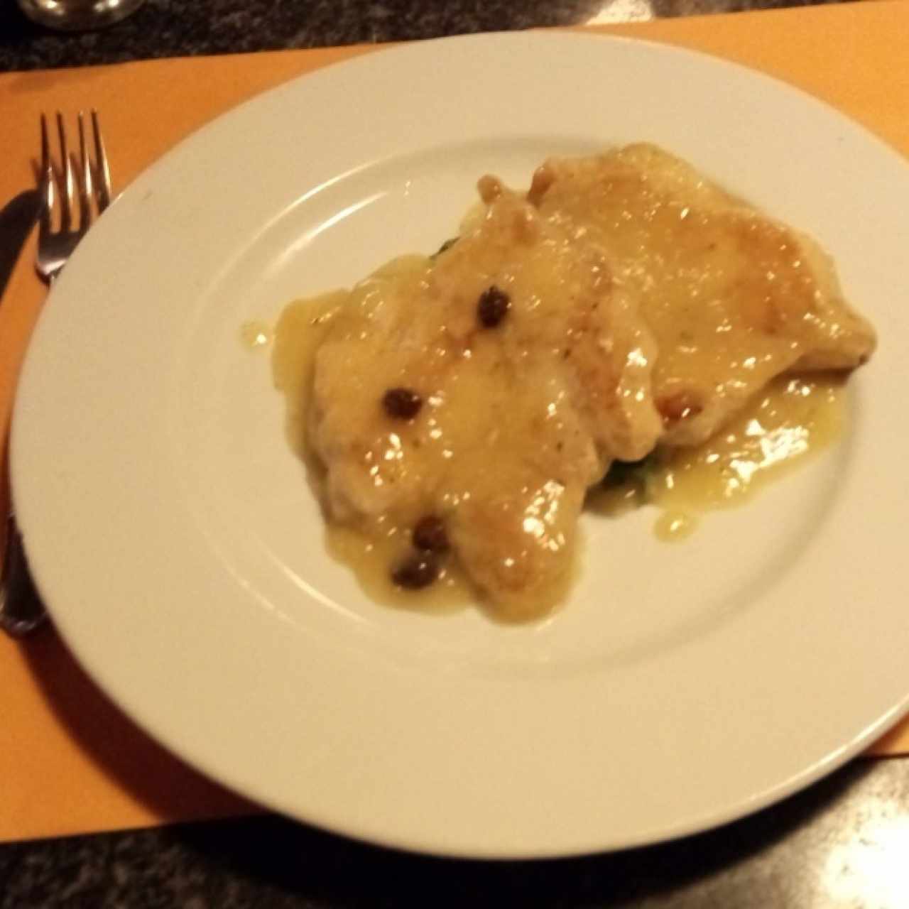 Ppechuga de pollo en salsa de naranja y pasas 