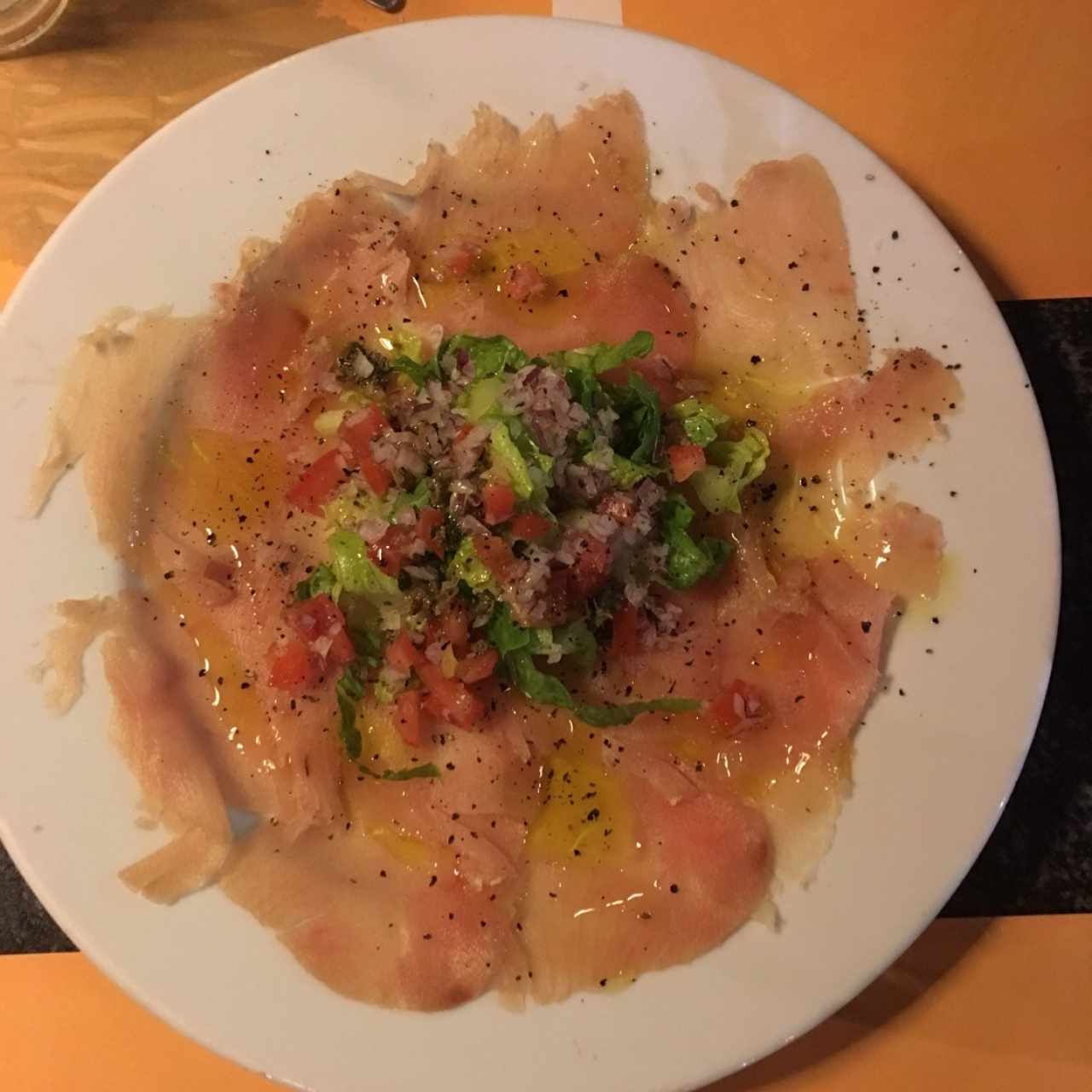 Carpaccio de atún (no debería llevar  lechuga sin aderezo y mucho menos en exceso)