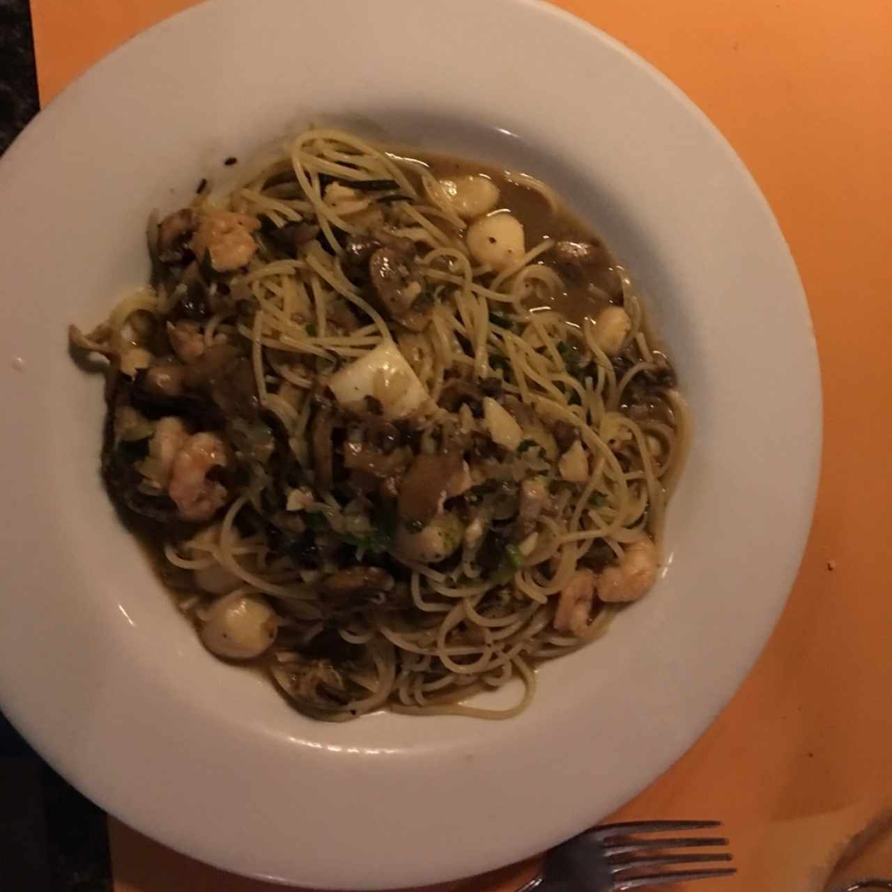 Pasta con frutos del mar y champiñones, no es la que pedí pero no estaba mal