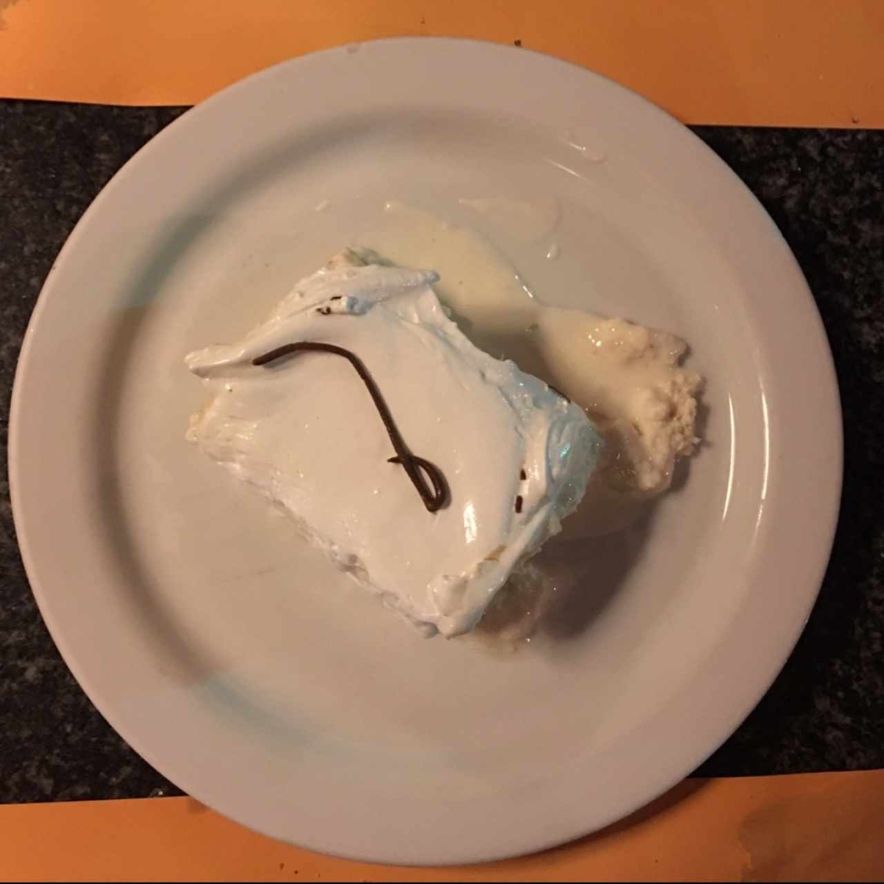 Tres leches muy compacto y el suspiro no estaba bien preparado