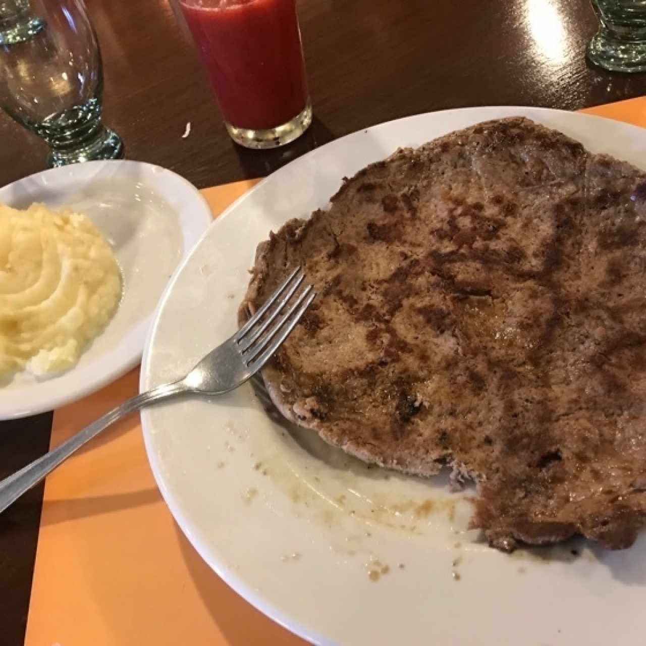 pallar de lomito, pure de papa y jugo de fresa