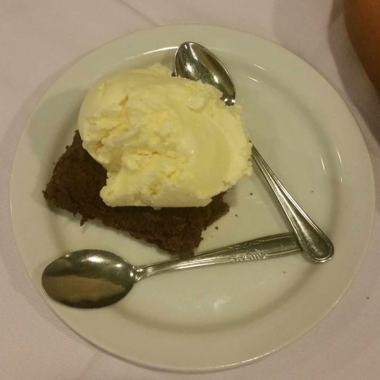 Brownie con helado