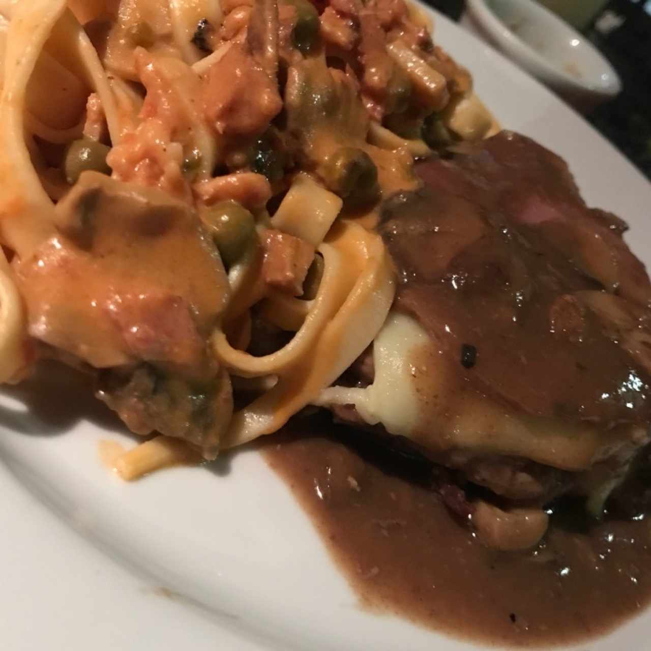 lomito con jamon serrano, queso y champiñones
