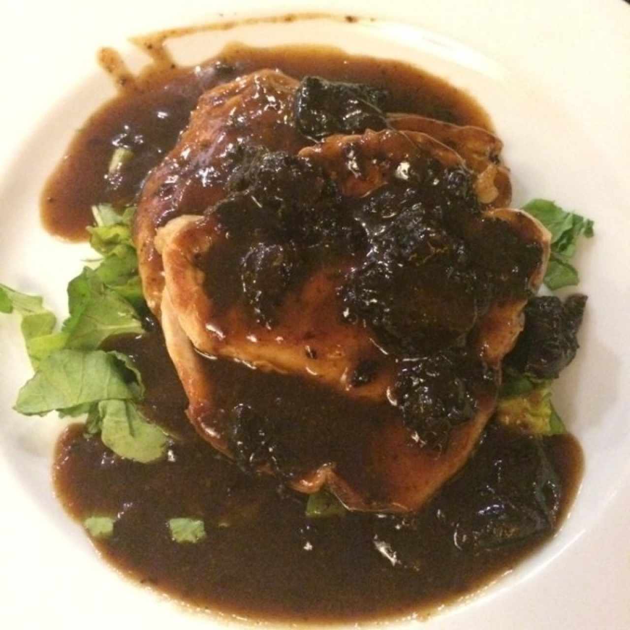 lomo de pollo en salsa de durazno y ciruelas