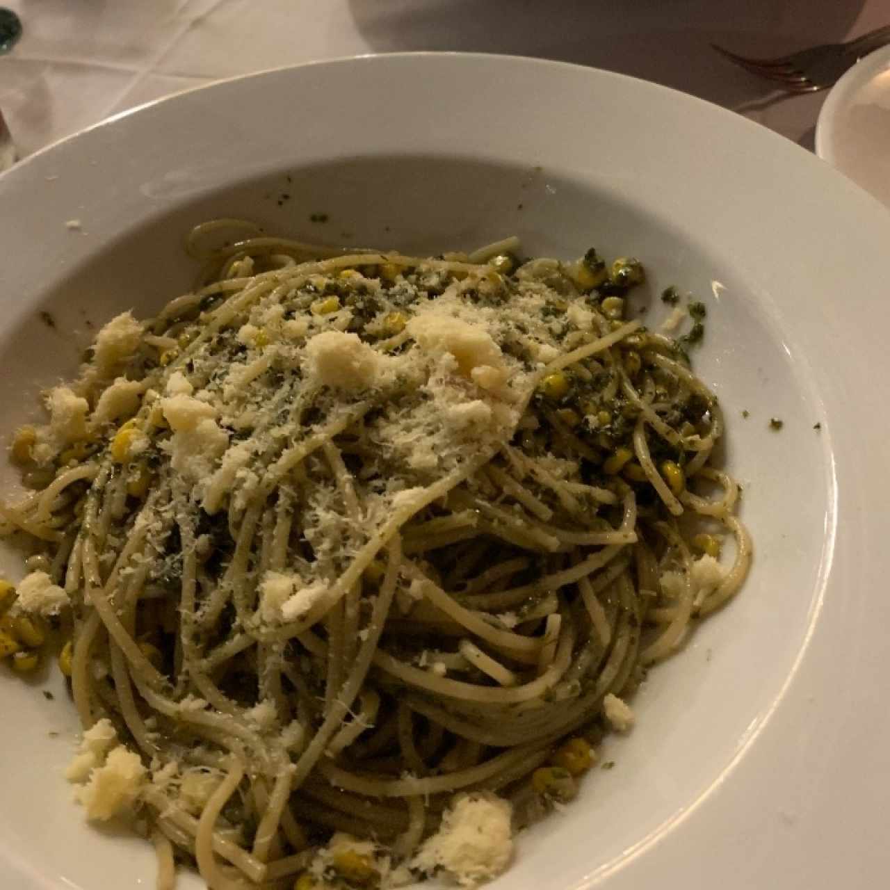 Pasta con salsa pesto y maíz