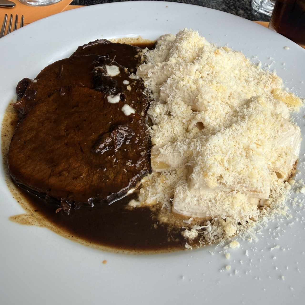 Asado negro con pasta cuatro quesos