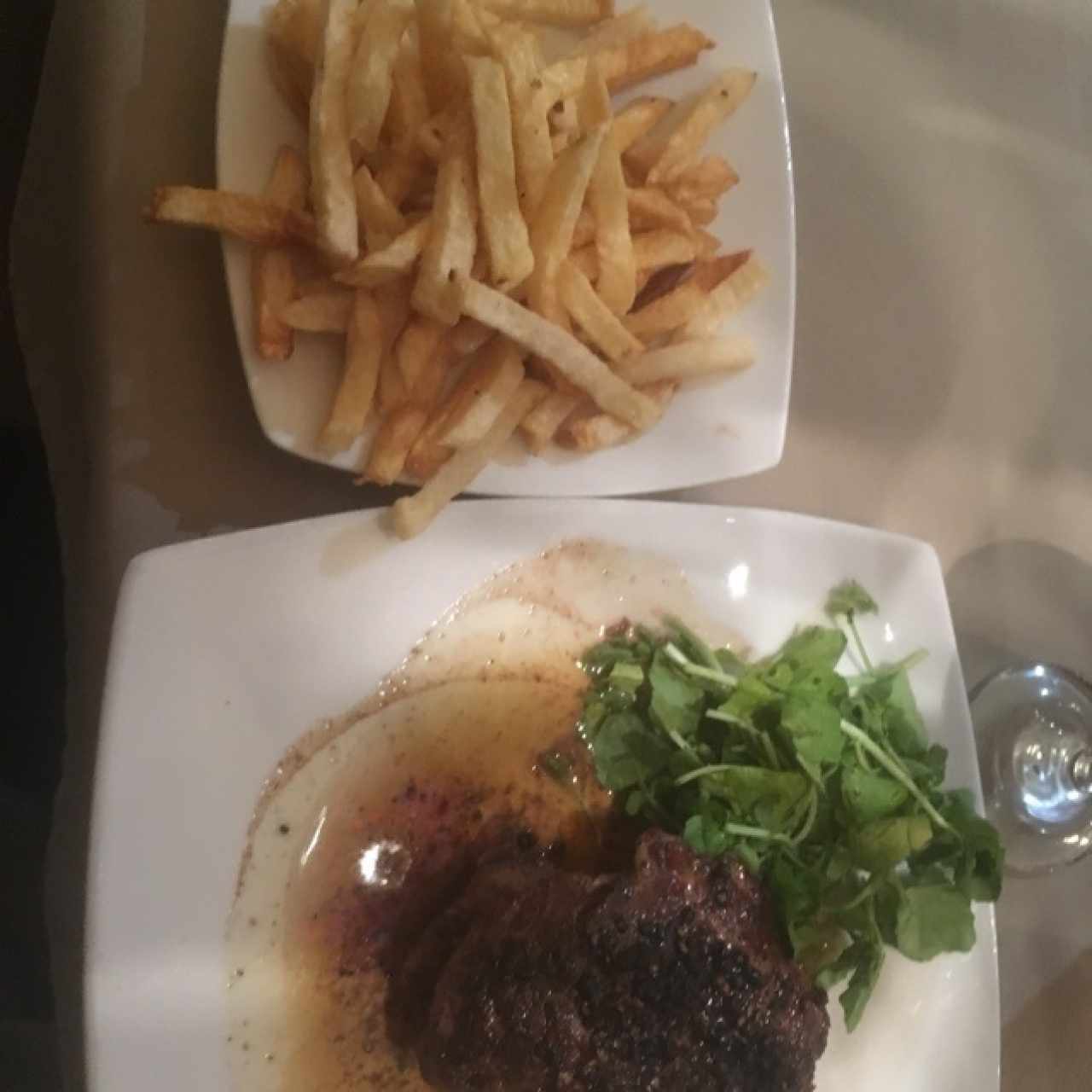 steak de pimienta con papas fritas.
