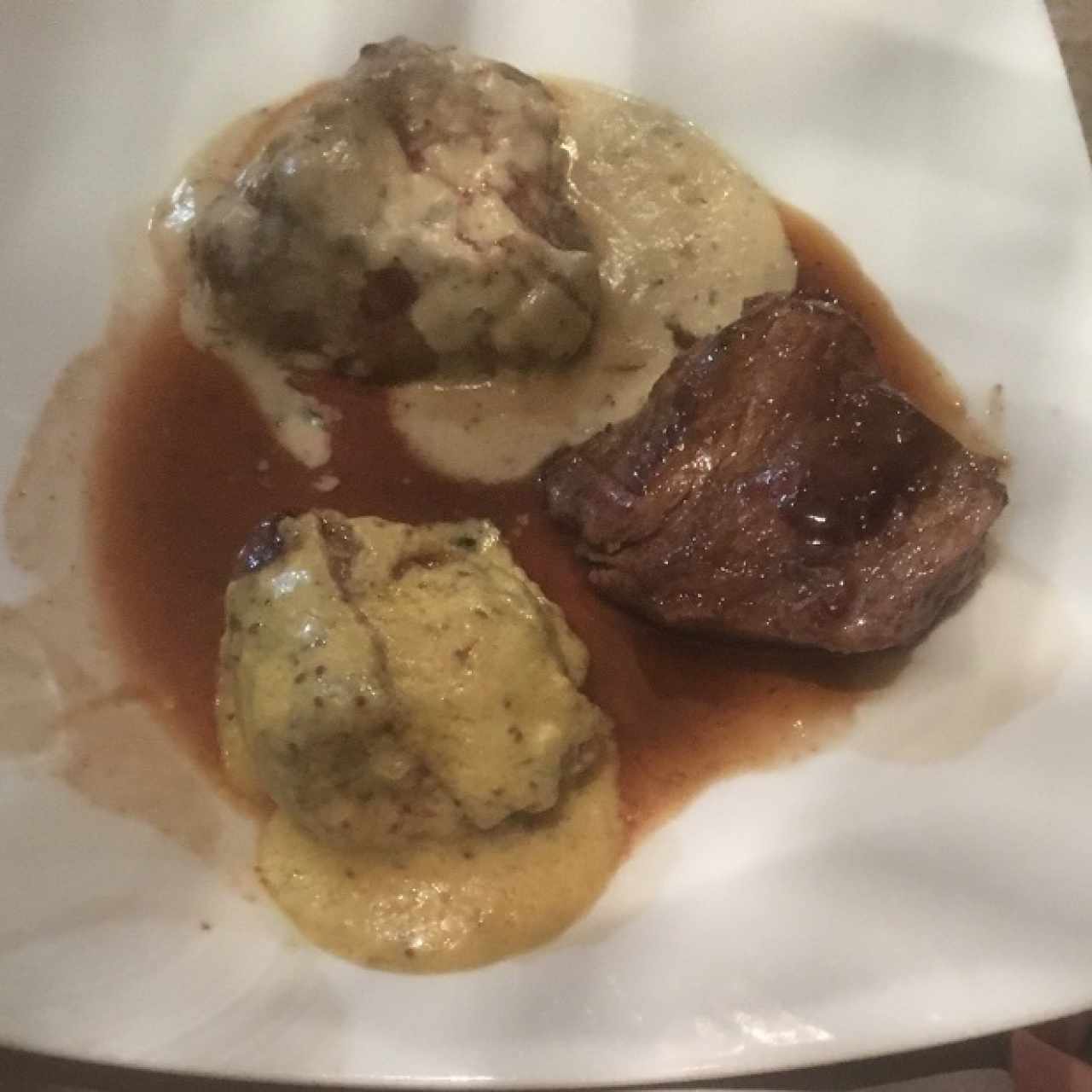 Medallones de Lomito com tres salsas 