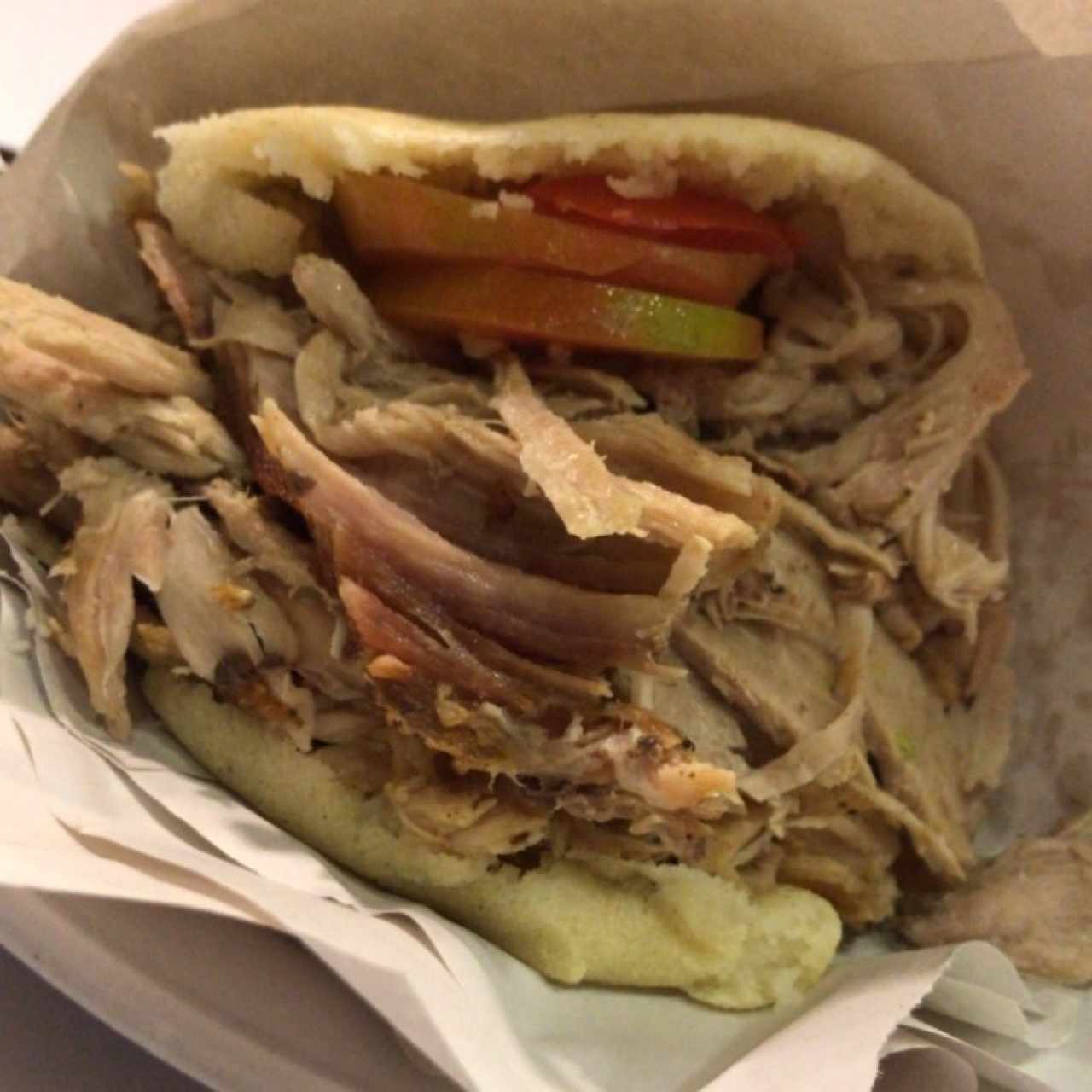 arepa con pernil y tomate 