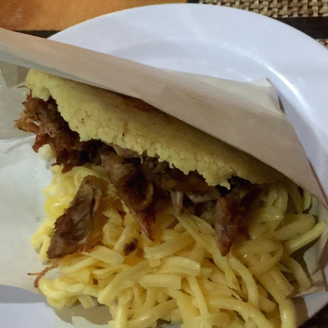 Arepa Pernil & Amarillo 